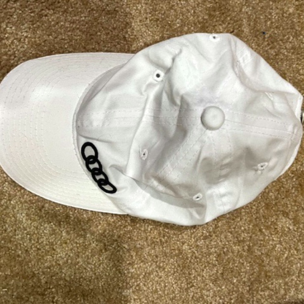 WHITE BASE BALL CAP WITH THE AUDI LOGO